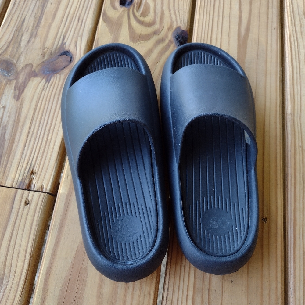 SO Black slides Size 8.5